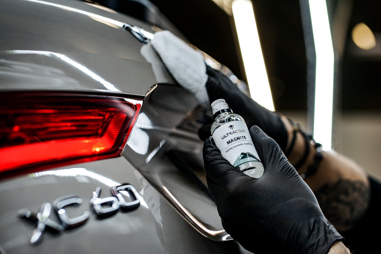 Ultracoat マグナイトを実際の車両に施工している様子